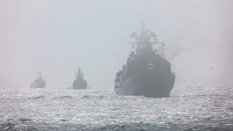 Русия държи в бойна готовност 5 военни кораба в Черно море, единият е натоварен с крилати ракети