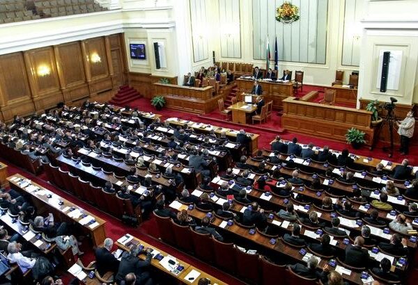 След бурни дебати: Парламентът осъди Гладомора