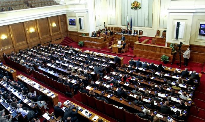 Парламентът заседава извънредно, депутатите изслушват шефовете на разузнаването