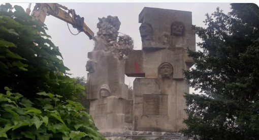 Полша демонтира съветски паметници, Русия се разгневи