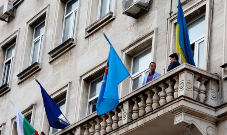 От последните минути: Копейка издебна отсъствието на Фандъкова и свали украинското знаме, шефът на СОС иска ….
