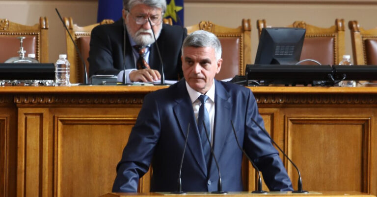 Стефан Янев се отчая от мъката в парламента, предприе драстично решение