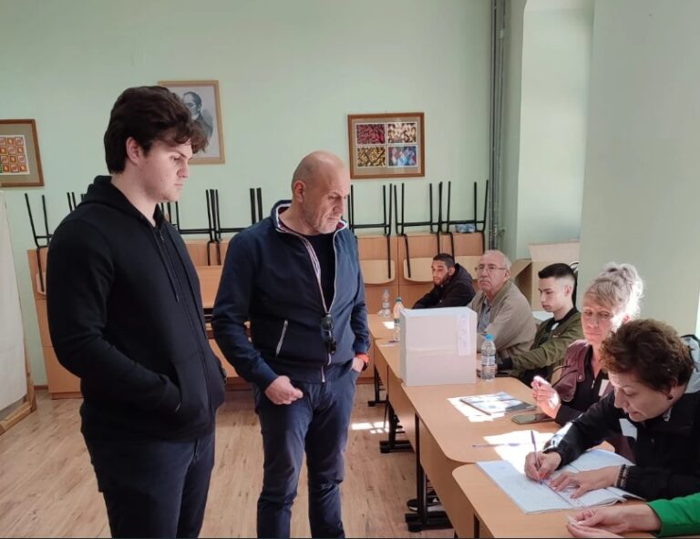 Томислав Дончев заведе сина си да гласува за пръв път