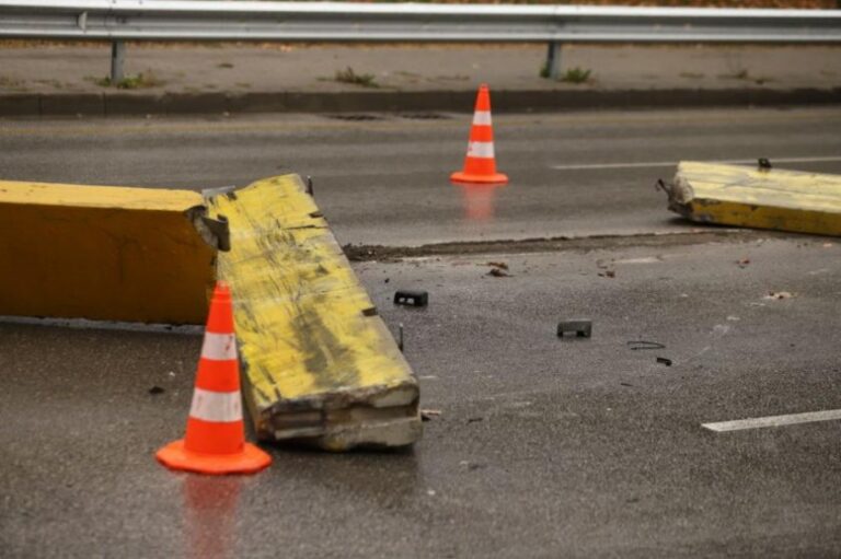 ИЗВЪНРЕДНО! Дипломатически автомобил катастрофира в София СНИМКИ