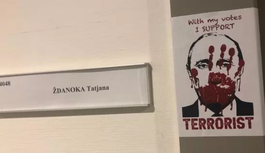 Вратите на 54 евродепутати, от които на 5 българи, осъмнаха с плакати “Поддържам тероризма”