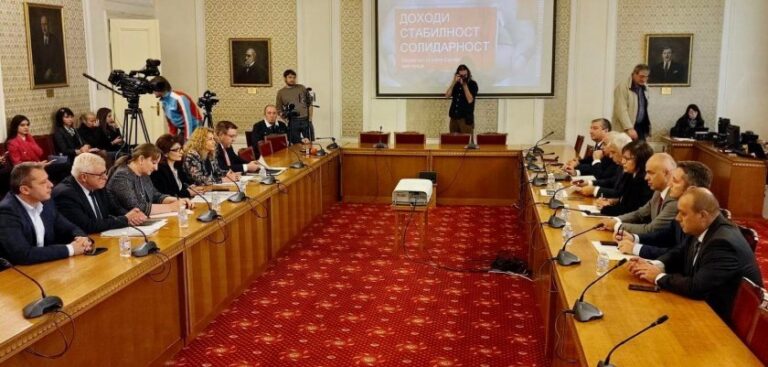НА ЖИВО Нинова се опитва да извива ръцете на ГЕРБ с бюджета: Борисов го играе добрия Дядо Мраз!