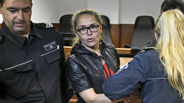 ВИДЕО Вижте как извеждат Десислава Иванчева за затвора