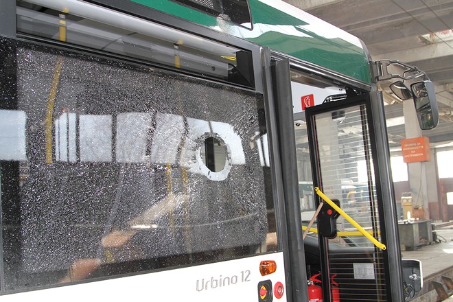 Цигани нападнаха автобуси с камъни и яйца, има пострадал шофьор