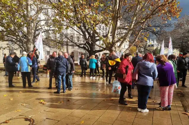 Около 20 недоволни от парламента се събраха на митинг в София, ще правят нова партия