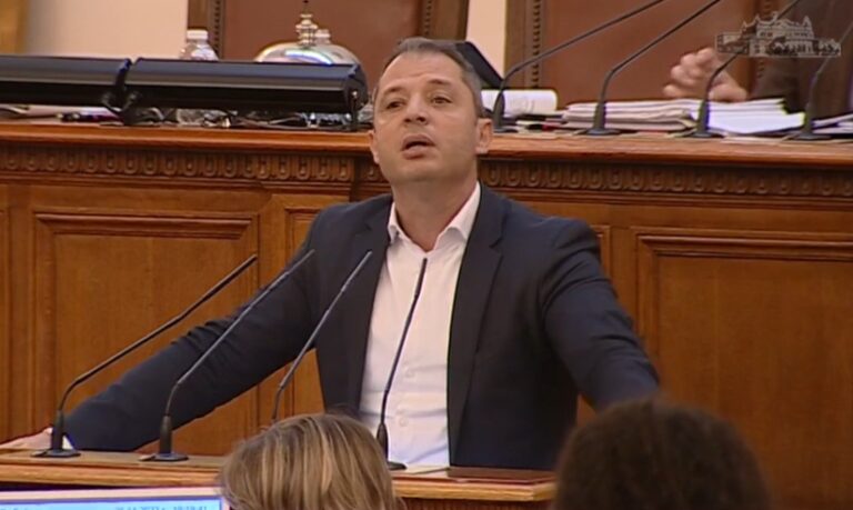 Екшън в парламента: Делян Добрев и Асен Василев в луд спор за кризата в държавата