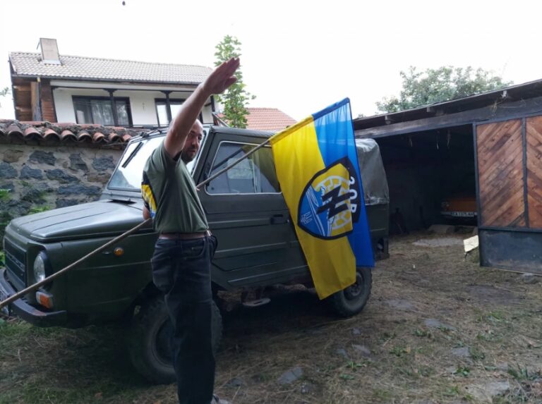 Внукът на Димитър Талев развя знамето на “Азов” в Бистрица и стана страшно ВИДЕО