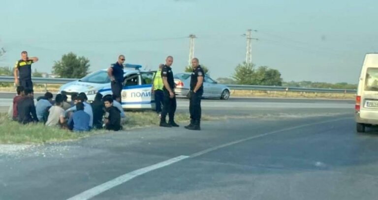 Няма край! Полицаи задържаха седем мигранти и каналджията им на магистрала “Тракия”