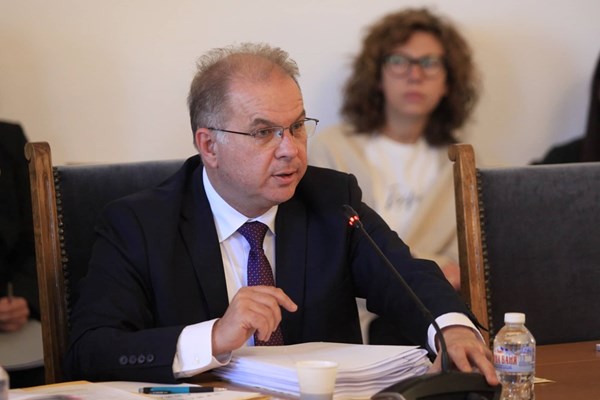Радомир Чолаков ядоса ПП и ДБ в правна комисия: Отложи със седмица разискванията по …