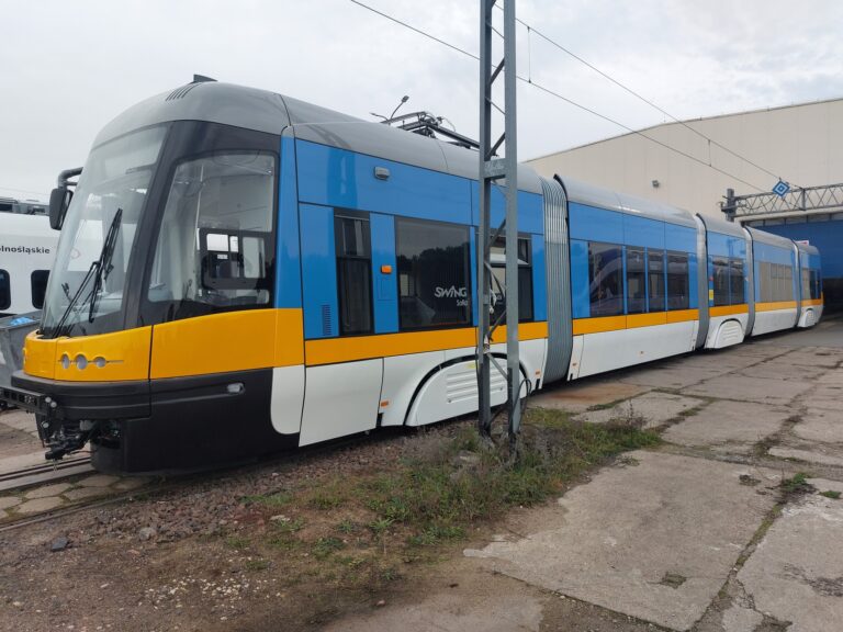 Кметът на София се похвали: Първият от 29 нови трамвая вече пътува към София