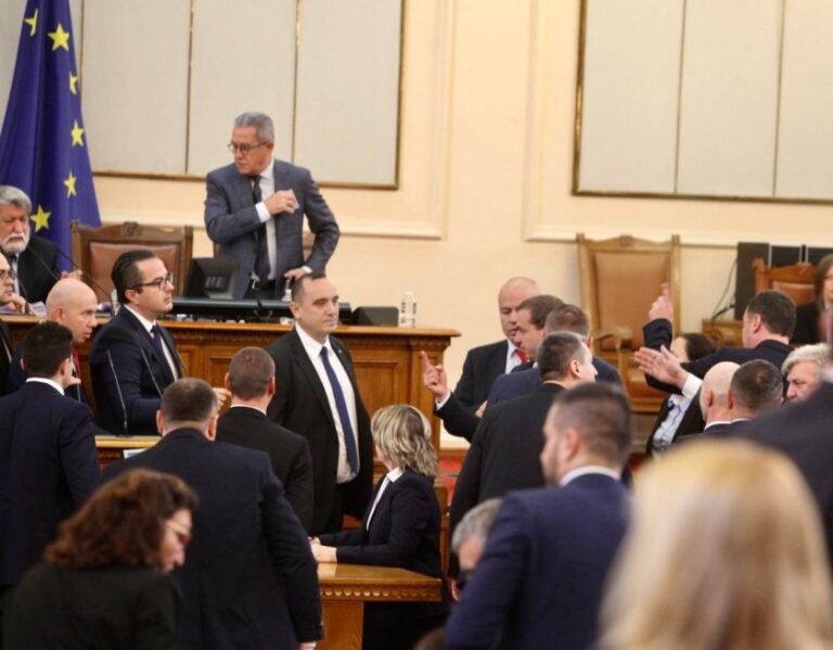 Бесен скандал в Парламента! Депутатите се хванаха за гушите, стигна се до безредици