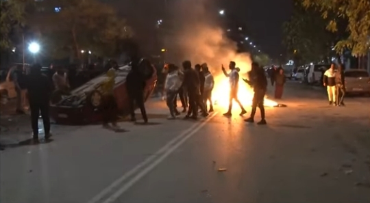 В Солун е страшно! Ехтят взривове, тълпи роми разбиват магазини, полицията е в чудо ВИДЕО