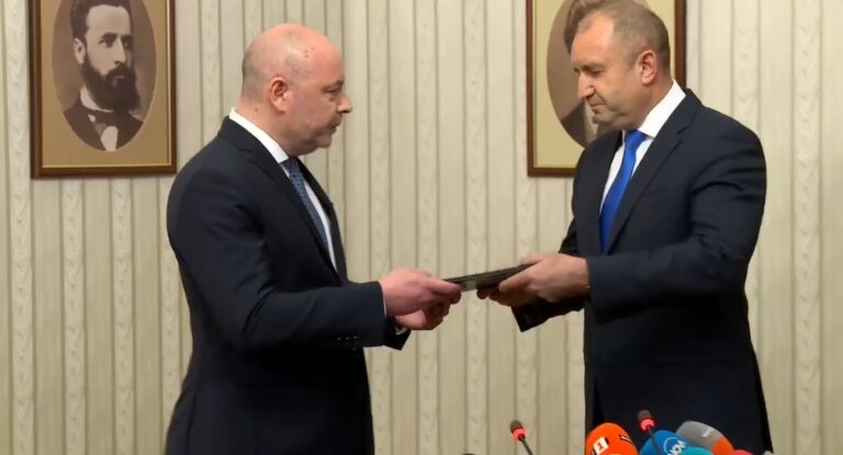 НА ЖИВО Проф. Габровски дава на президента папка със състава на проектокабинета. Ето кои са предложените за министри