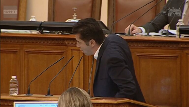 Не е ли редно след тревожните височини на тона на Кирил Петков в парламента някой най-после да викне: “Лекарите да дойдат!”