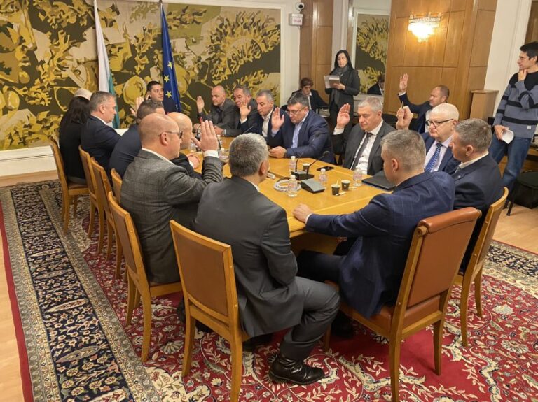 На второ четене: Комисията по отбрана в парламента прие да дадем оръжие на Украйна