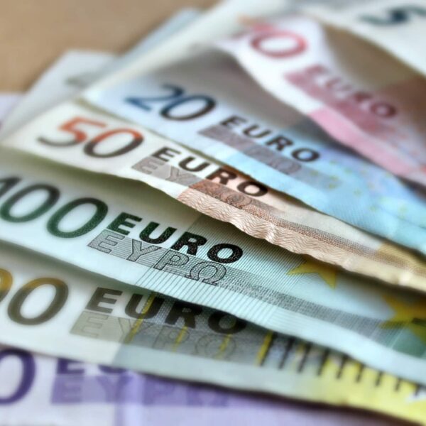 РЕКОРД! Българите в чужбина изпратили у нас над 1,3 млрд. евро на роднините си, парите на ръка..