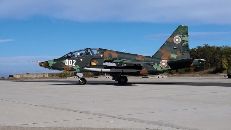 “Блумбърг” съобщи за 14 български самолета Су-25, гаубици, танкове и РСЗО в Украйна