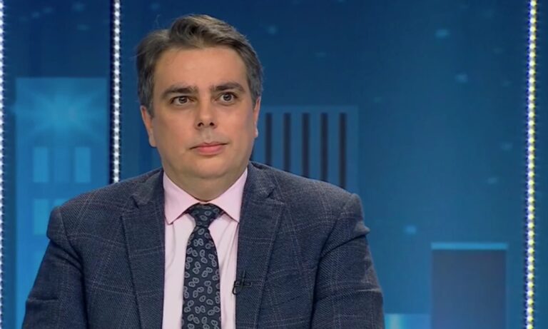 Асен Василев: За първи път хората, които вземат решенията, седят в парламента