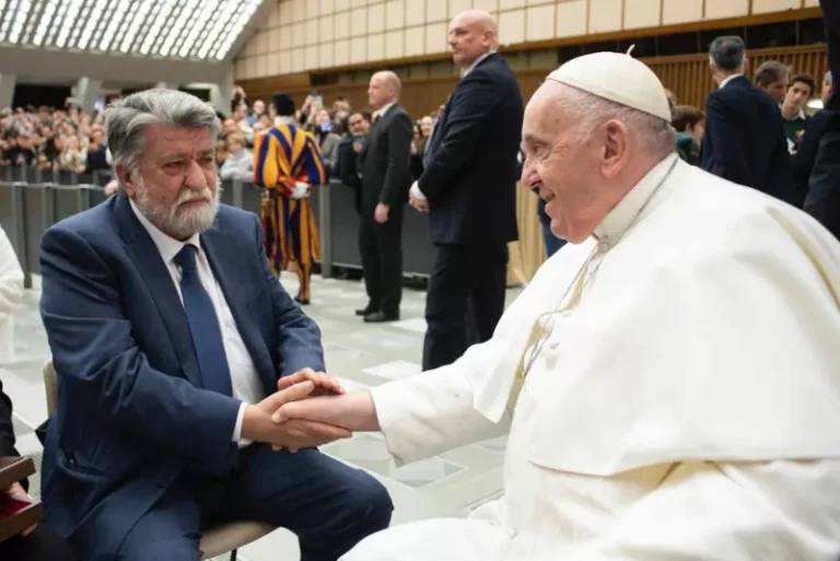 Папа Франциск прие Вежди Рашидов на лична аудиенция във Ватикана СНИМКИ