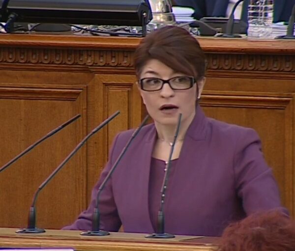 Десислава Атанасова: Искам ДБ да си уточнят финансовото състояние с NEXO и даренията