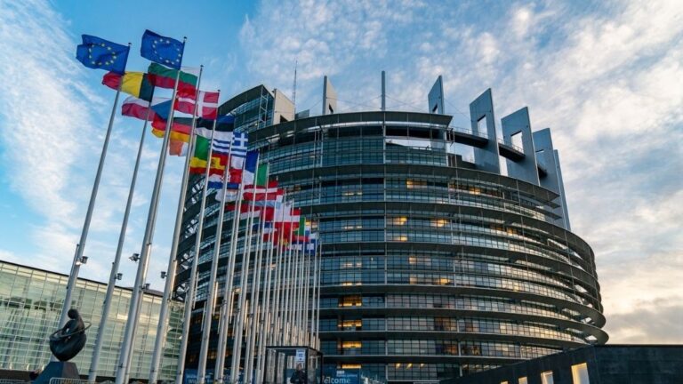 ЕП започна спешна процедура по снемане на имунитета на двама евродепутати