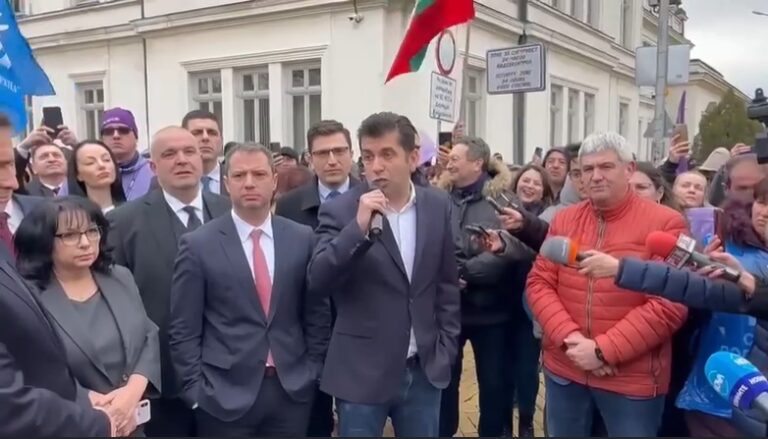 Депутати излязоха на протеста на КНСБ и КТ „Подкрепа”, мощно освиркаха Кирил Петков: “Скрий се!”  ВИДЕО
