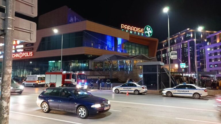 Снощи сигнал за бомба в Мол „Парадайс“, днес  се подпали