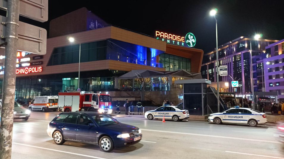 Снощи сигнал за бомба в Мол „Парадайс“, днес се подпали