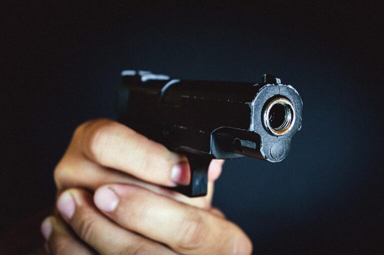 Екшън в елитна гимназия: Ученик размаха пистолет в час по история