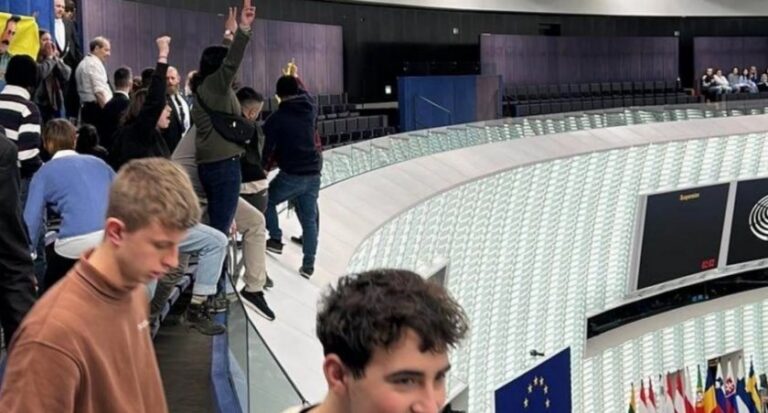 ИЗВЪНРЕДНО: Евакуираха Европарламента! Младеж виси на 30 метра височина