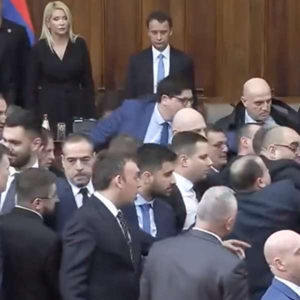 Шок ВИДЕО: Депутати от сръбския парламент се млатиха по време на изказване на Вучич ВИДЕО