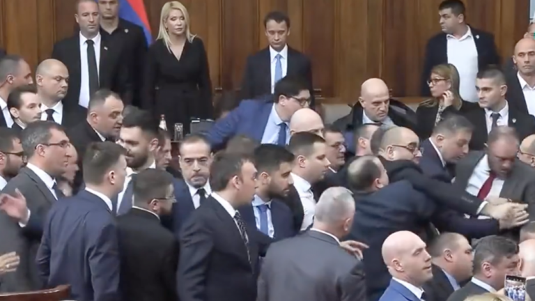 Шок ВИДЕО: Депутати от сръбския парламент се млатиха по време на изказване на Вучич  ВИДЕО