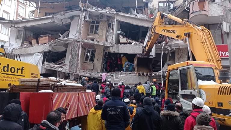 ДРАМА: Жена роди бебе под руините след опустошителното земетресение в Турция (Видео)
