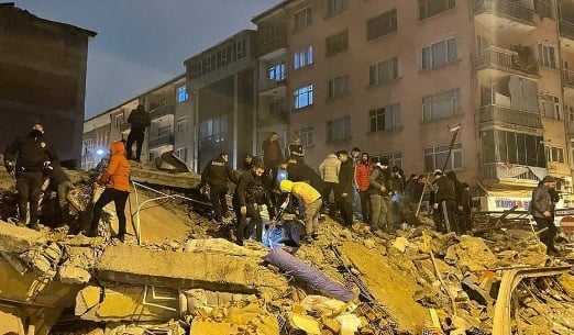 Потресаващи кадри след опустошителното земетресение в Турция, загиналите се увеличават ВИДЕО