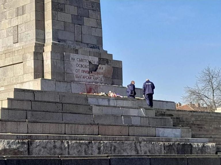 Столична община каза какво да се прави със счупената плоча на Паметника на съветската армия