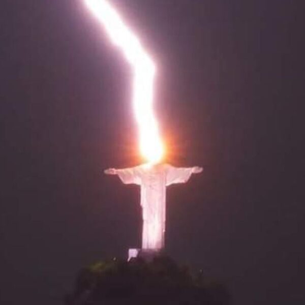 Лоша поличба: Мълния удари статуята на Христос в Рио СНИМКА