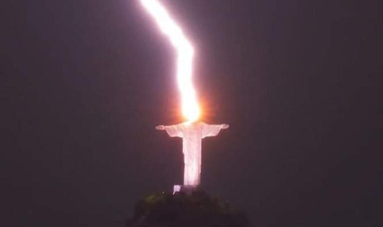 Лоша поличба: Мълния удари статуята на Христос в Рио СНИМКА