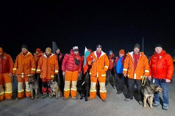 С аплодисменти и питка посрещат първите български спасителни екипи от Турция СНИМКИ