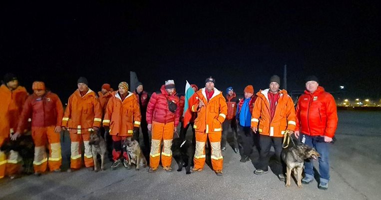 С аплодисменти и питка посрещат първите български спасителни екипи от Турция СНИМКИ