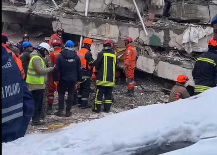 Български пожарникари спасиха затрупаната под отломки жена в Бесни