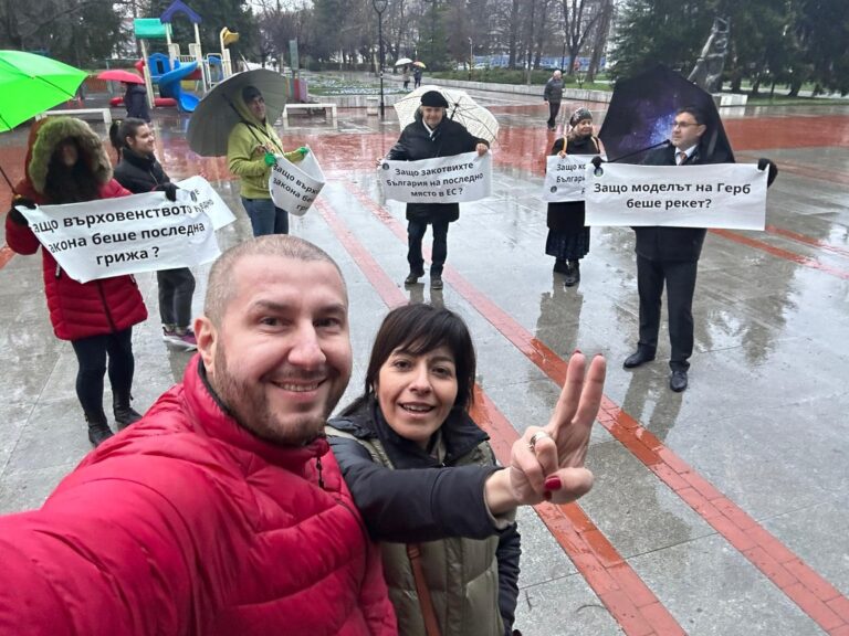 Пародия: Родилка от ДБ води пет човека на протест срещу Борисов