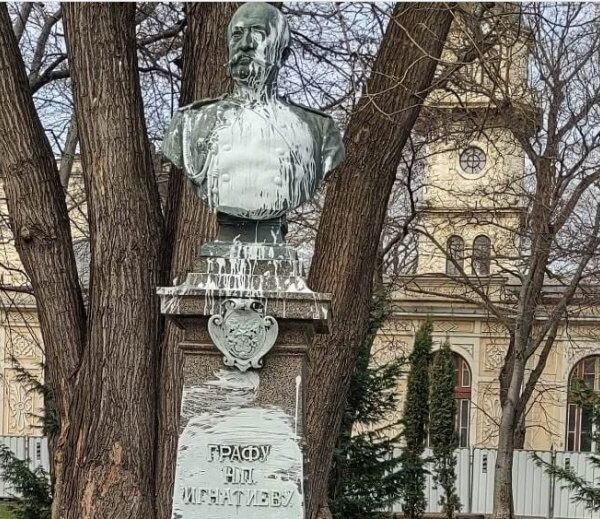 От Варна с любов: Вапцаха паметника на мръсника граф Игнатиев