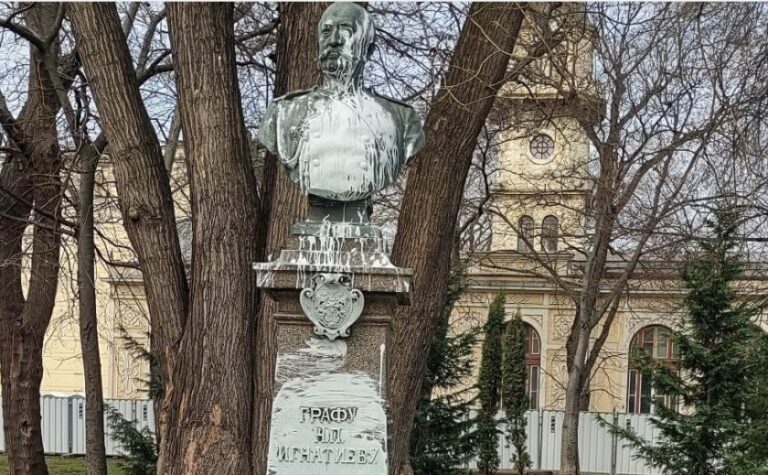 От Варна с любов: Вапцаха паметника на мръсника граф Игнатиев