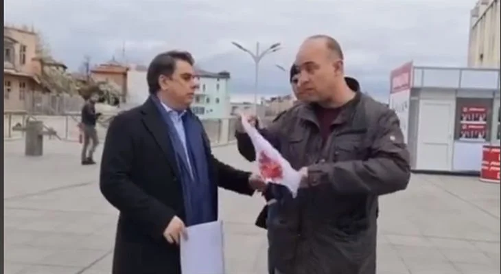 Брутално ВИДЕО: Посрещнаха Асен Василев с кървави бикини в Пловдив, едва го отърваха от линч