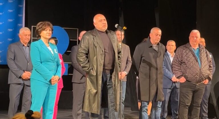 НА ЖИВО Борисов пристигна в Кърджали, облечен отново с черния кожен шлифер от времето, когато бе в МВР