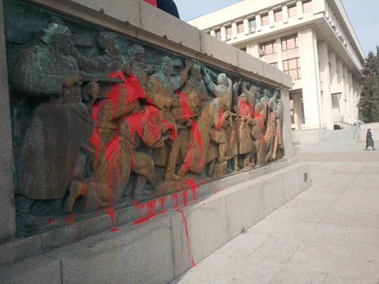 “Окървавиха” с червена боя Паметника на Съветската армия в Бургас